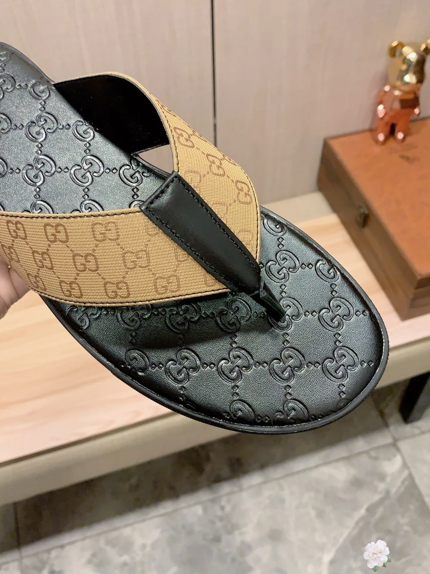Slippers: New model: Factory price: 260💰💰🎩🎩🔥🔥《 Gucci* 》Series of slippers top purchasing agent🔍🔍Sold at the same time for men, original Italian imported webbing made of selected cowhide, exquisite workmanship,), sole: (super comfortable) original factory special sole, ⚠️exclusive double-layer movable molded sole super comfortable⚠️, real shot🎬the real thing is more beautiful🔍🔍266 regular code 38-44, can be ordered 45.